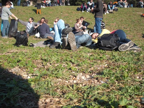 jakieś trzy turystki z Polski wylegują się bezczelnie na trawie w grudniu